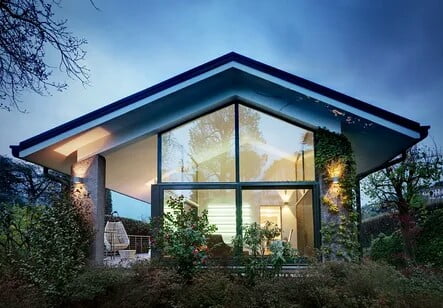 One-storey house with high ceilings and panoramic windows