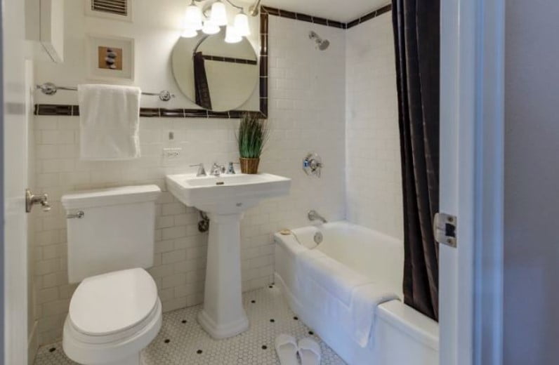 simple comfort room design for small spaces simple comfort room design for small spaces