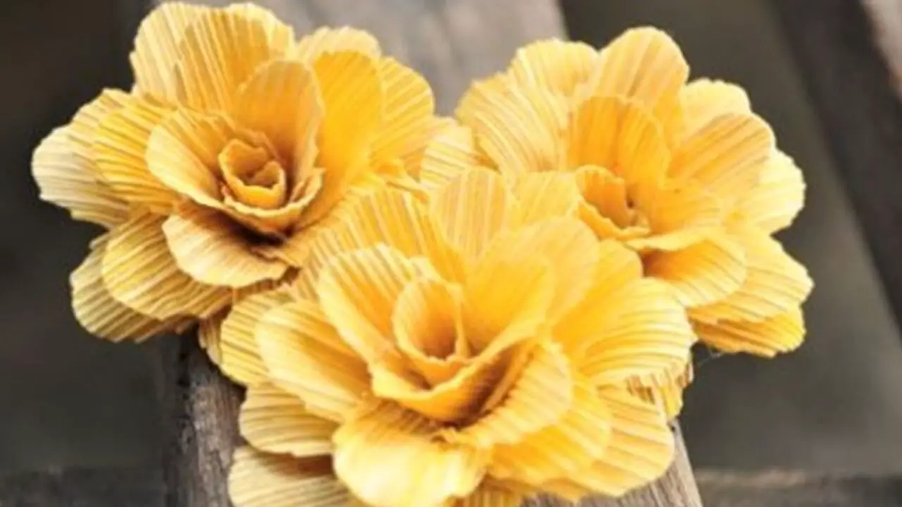 how-to-make-flowers-from-corn-husks-1
